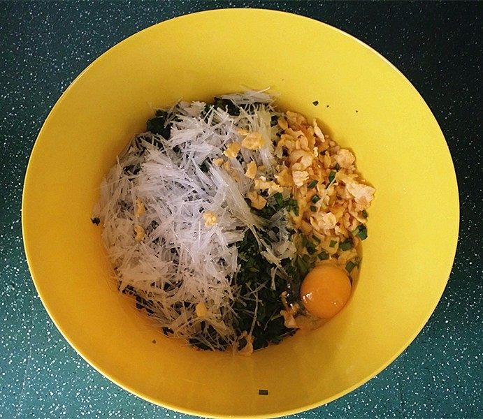 韭菜盒子,将韭菜、粉丝、熟鸡蛋和一个生鸡蛋倒入盆中,再滴入<a style='color:red;display:inline-block;' href='/shicai/ 5506'>麻油</a>拌匀