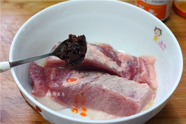 私房蜜汁叉烧肉,调入<a style='color:red;display:inline-block;' href='/shicai/ 787'>沙茶酱</a>，<a style='color:red;display:inline-block;' href='/shicai/ 787'>沙茶酱</a>是一种复合酱料，它能让叉烧口感和香气更醇厚