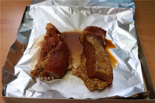 私房蜜汁叉烧肉,将腌制好的瘦肉放在烤盘上,烤盘上垫一层锡纸,易于清洁