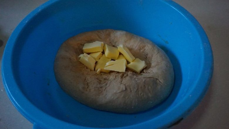 栗子软欧,将主料的所有材料倒入面盆,手揉至不沾手的面团再把<a style='color:red;display:inline-block;' href='/shicai/ 887'>黄油</a>加入