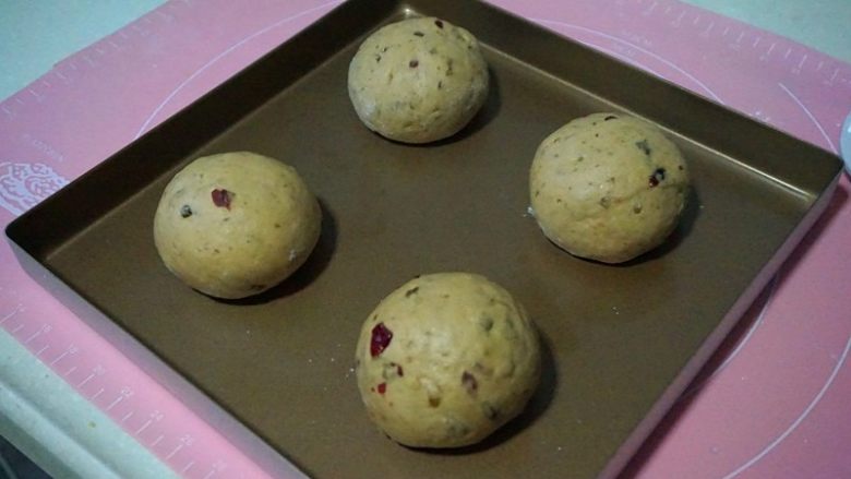 栗子软欧,把面团分成同等重量,稍滚圆放入烤盘