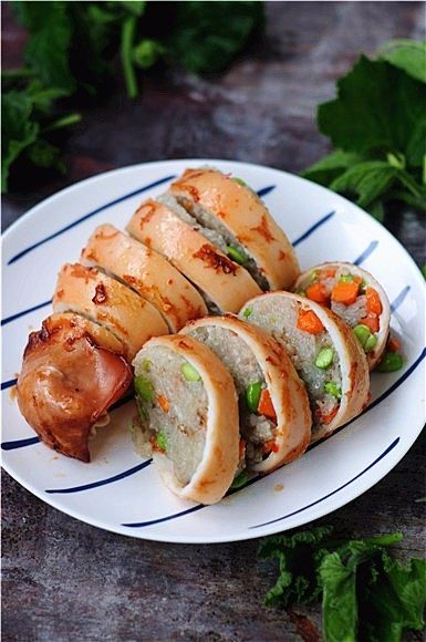糯米控绝不能错过——香烤鱿鱼包饭,再烤三分钟,出锅,稍微冷却下,切成段即可
