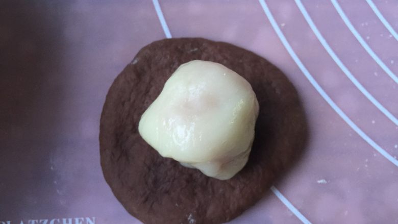 香肠软欧串串,面团擀圆,麻薯团放置中间,面团收口,滚圆