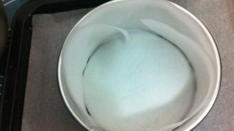法式巧克力蛋糕,六寸的圆型蛋糕,模具底部和四周垫油纸