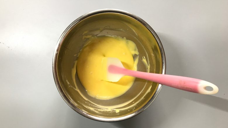 棉花糖之迷迭香草莓戚风,再加入剩余的蛋黄,混合均匀。