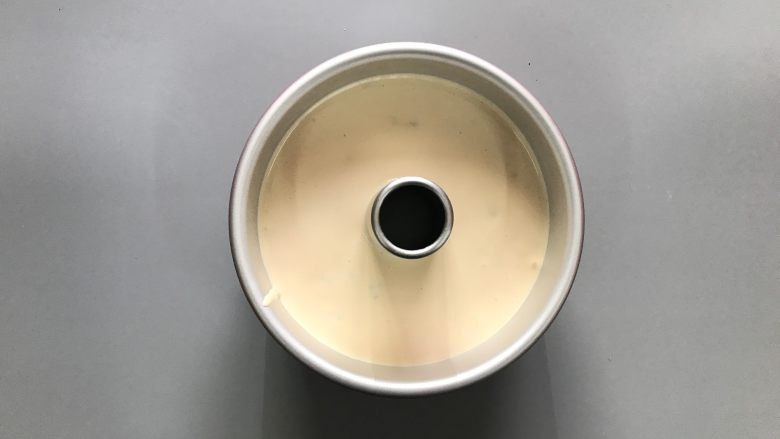 棉花糖之迷迭香草莓戚风,将混合好的面糊倒入学厨7寸中空模内,用细筷子画一圈消除大气泡,再轻震几下模。