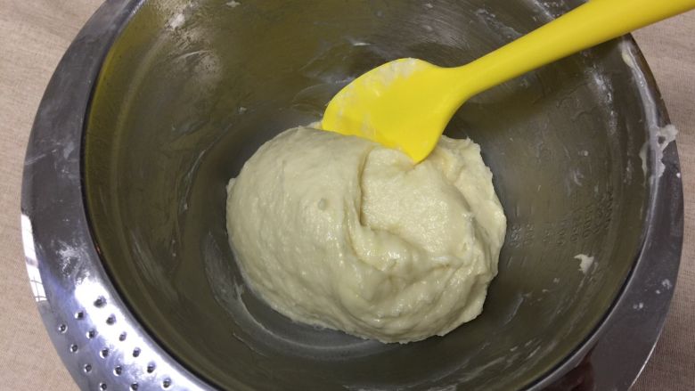 蔓越莓麻薯波波,一次性加入全部黄油溶液，搅拌均匀
