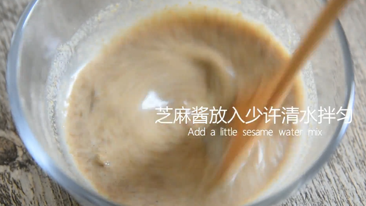 零失误教程鸡丝拌面教程来袭,懒人必备,芝麻酱放入少许清水拌匀