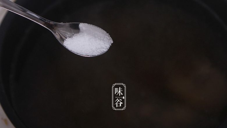 土茯苓笋干老鸭汤,关火前调入食盐调味即可。