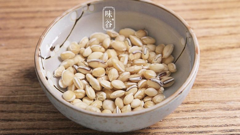 土茯苓笋干老鸭汤,<a style='color:red;display:inline-block;' href='/shicai/ 457'>白扁豆</a>用水浸泡1小时,其他材料洗干净待用;