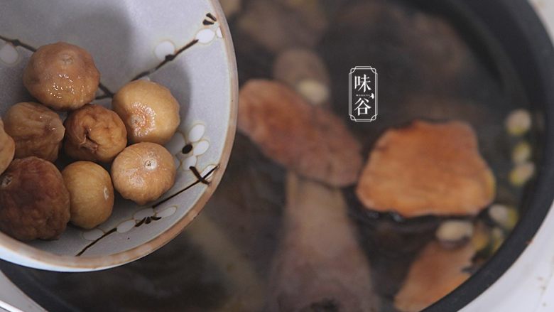 土茯苓笋干老鸭汤,1小时后加入<a style='color:red;display:inline-block;' href='/shicai/ 601'>无花果</a>再煲半小时或1小时;