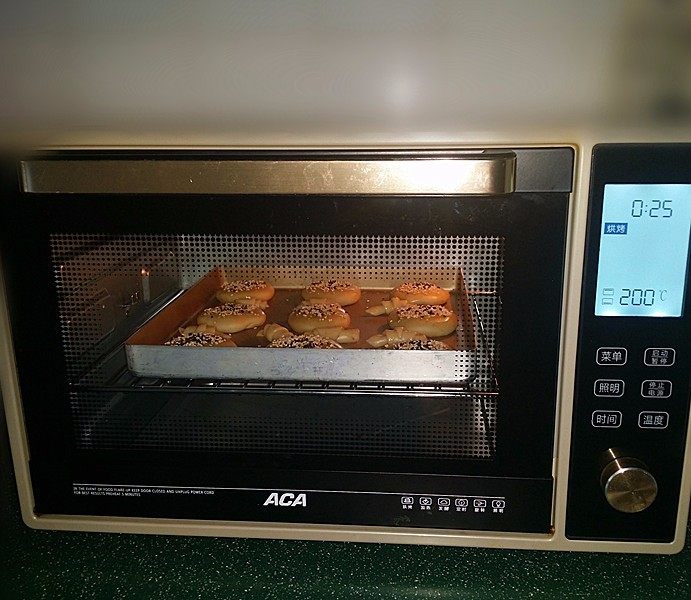 桑茸黑芝麻酥烧饼,送入预热好的烤箱中层:190度、上下火