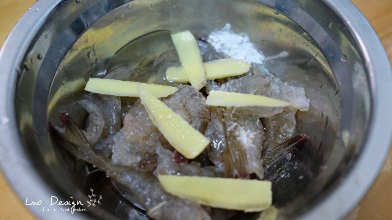 芦笋炒虾仁,放入盐、味精、料酒、姜片、蛋清、生粉搅拌均匀,
腌制15-20分钟。