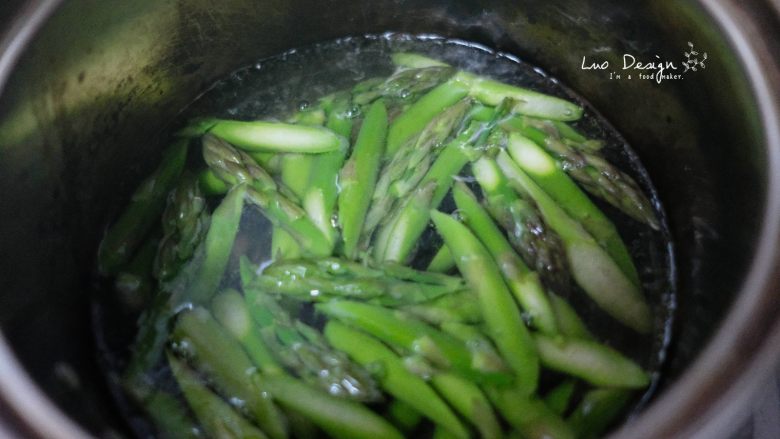 芦笋炒虾仁,入锅焯水1-2分钟。
水里适当加点盐,
一来去除草酸,痛风患者不宜多吃,
二来保持芦笋色泽。
芦笋鲜嫩,煮太久会变黄。