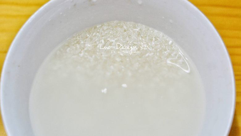 好吃易做的五彩什锦饭,称量250g<a style='color:red;display:inline-block;' href='/shicai/ 492'>大米</a>。
这个份量煮出来的米饭够一家四口享用一顿。
把米稍稍洗净,加水浸泡半小时。
我加了一小把<a style='color:red;display:inline-block;' href='/shicai/ 498'>糯米</a>,大概10g的样子。
这是为了口感更加软糯一点。
没有可不加,喜欢更软粘的口感可以加大<a style='color:red;display:inline-block;' href='/shicai/ 498'>糯米</a>比例。