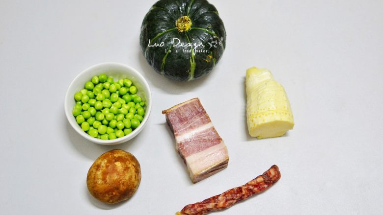 好吃易做的五彩什锦饭,浸泡的时候可以准备食材。
我准备了甜豆、冬笋、香肠、火腿、新鲜香菇和南瓜,
部分食材没有全部用完。
泥萌有啥放啥,爱吃啥就多放点,
不要拘泥,可以脑洞大开。
但是有些要预想一下,
比如放个番茄下去,整锅饭肯定就变红色了,
放叶菜类就不要了,会瘪蹋蹋,
如果想要更健康,可以撒一把燕麦,
但是那样口感就会偏向糙米饭而非软糯了。