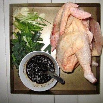 香茅烤全鸡,将调料全部倒进碗里,搅匀均匀;鸡处理好洗净