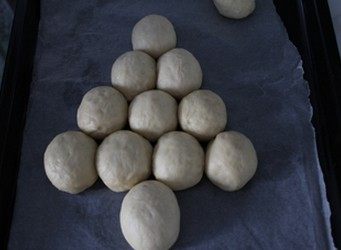 圣诞树面包,穿插着摆成圣诞树的形状,放到温暖湿润出,第二次发酵