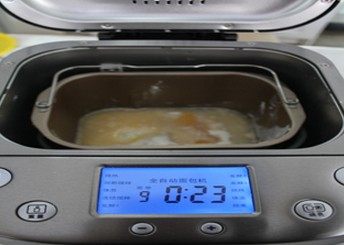 圣诞花环面包,面包材料除黄油外全部放入面包机,搅拌成扩展阶段。