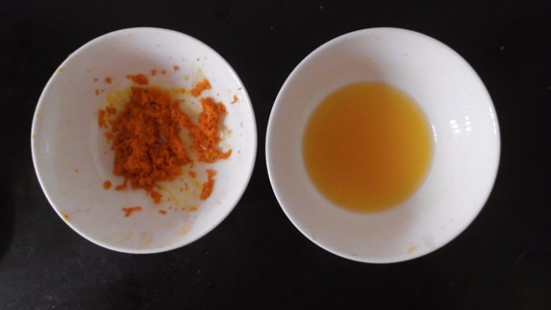 橙香玛德琳蛋糕,用刨刀将橙皮刨好放进碗里,然后在将橙子一刀两半 挤出里面的果汁备用