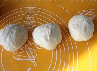 圣诞花环面包,发酵好的面团拿出排气,分成均匀的3份