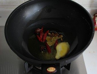 番茄牛腩面,锅内倒油,3成热的时候,放入香料,慢慢炒出香味