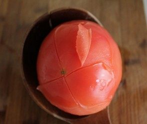 番茄牛腩面,<a style='color:red;display:inline-block;' href='/shicai/ 3551'>西红柿</a>开水烫一下,剥去外皮