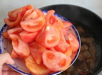 番茄牛腩面,西红柿切块放入牛肉里,在炖煮20分钟左右,煮至西红柿软烂