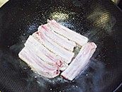 无锡排骨,放入肋排,肉多的地方冲下