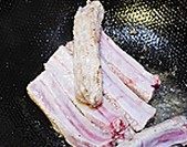 无锡排骨,改中小火煎到肉多的地方变成金黄色,把排骨取出,油留在锅内锅
