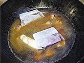 无锡排骨,加入热水,没过排骨,放入步骤2、3的调料包,盖盖大火烧开