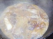 无锡排骨,烧开后转小火炖1小时左右,汤的位置到排骨一半的位置,加盐,翻一下继续盖盖子炖