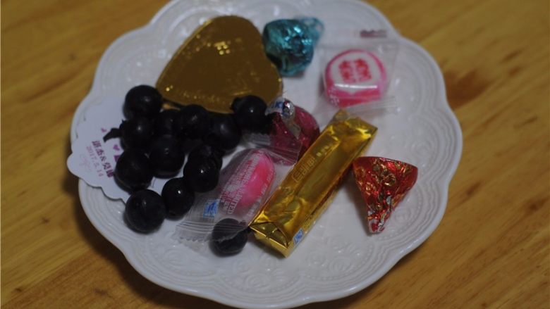 fiuff棉花糖淋面蛋糕,冷却蛋糕的时候,将装饰糖果饼干准备好
