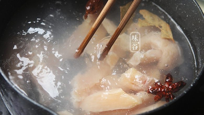 夏日不可少的一碗面~鸡丝凉面,放入水中,放入香叶,八角,草果,甘草和<a style='color:red;display:inline-block;' href='/shicai/ 37'>姜</a>片,煮熟后捞起放凉备用;