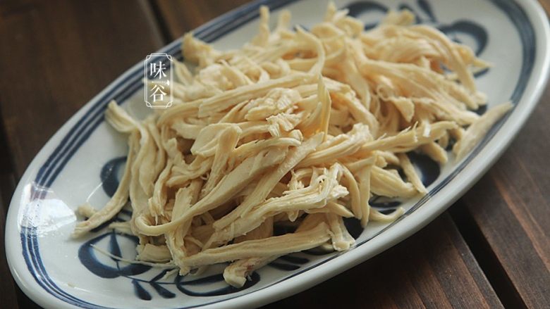 夏日不可少的一碗面~鸡丝凉面,把鸡胸肉撕成鸡丝；