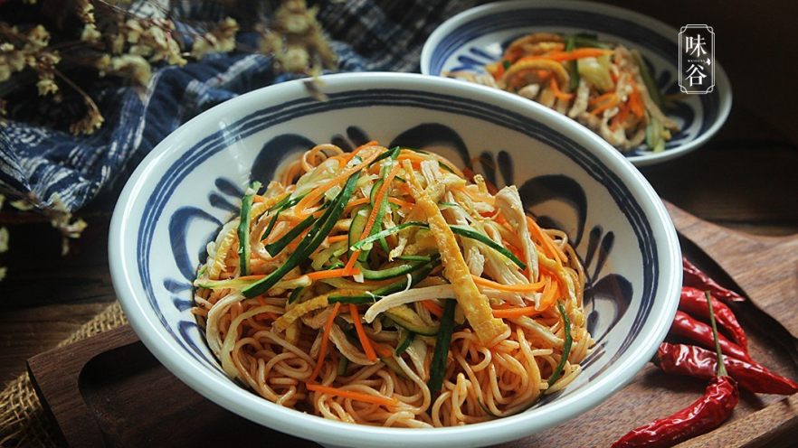 夏日不可少的一碗面~鸡丝凉面