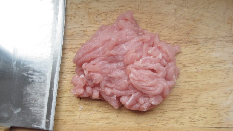 京酱肉丝:好吃易做经典菜,猪肉洗净切成较细的丝