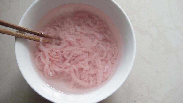 京酱肉丝:好吃易做经典菜,把切好的猪肉丝放入清水中冲洗2遍,去掉肉丝表面的粘液。