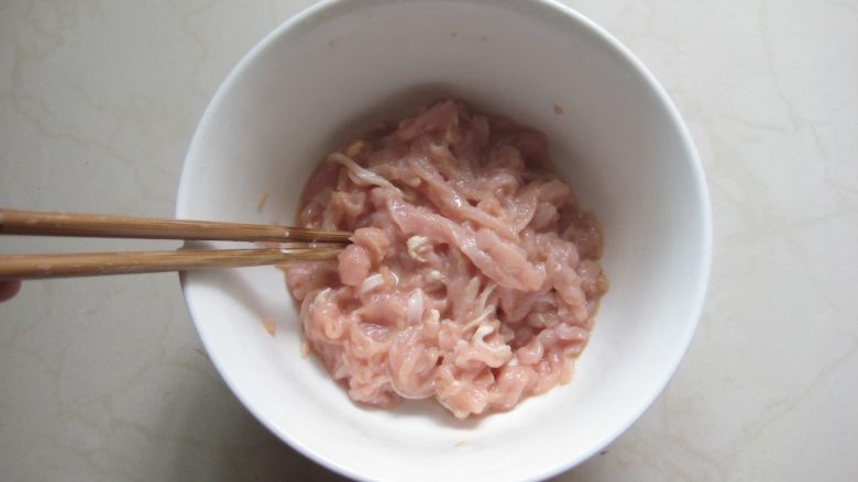 京酱肉丝:好吃易做经典菜,拌匀,腌渍15分钟(<a style='color:red;display:inline-block;' href='/shicai/ 718'>料酒</a>,生抽,浓稠水淀粉)。