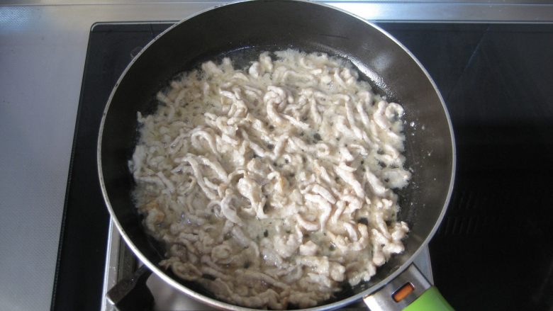 京酱肉丝:好吃易做经典菜,炒至肉丝变白。