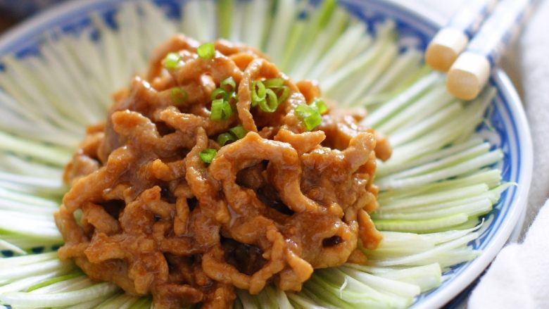 京酱肉丝:好吃易做经典菜,将肉丝盛入葱丝盘中。