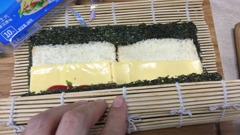 #吐司新吃法之五#三明治寿司,提起竹帘,开始往前卷
