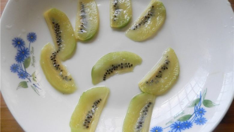 美味的奇异果蜂蜜戚风,奇异果切成薄片,用厨房纸吸干水份或晾干一段时间。