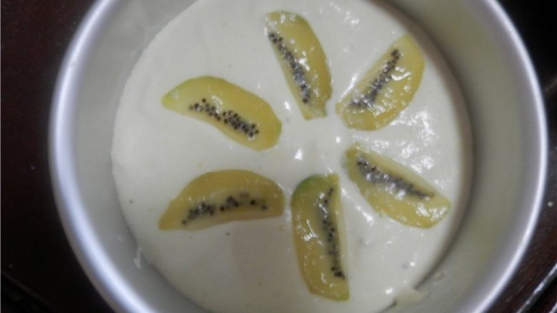 美味的奇异果蜂蜜戚风,倒入6寸模具,震出所泡,放奇异果片;
