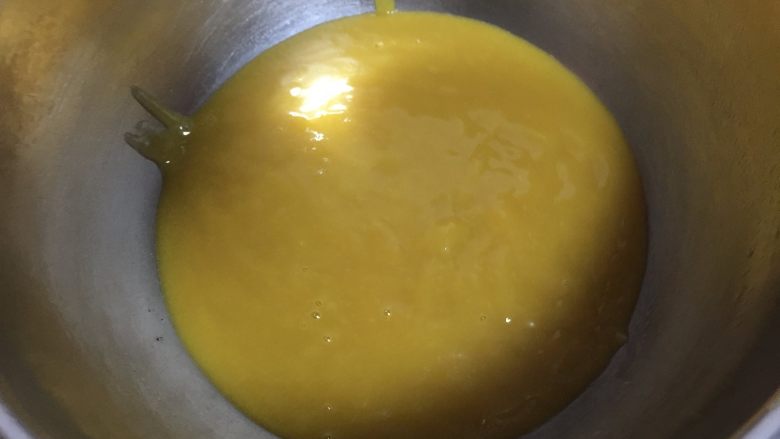 花仙子芒果慕斯,将一片吉利丁片放入凉开水中泡软,另取120克芒果泥,加入融化好的吉利丁片搅拌均匀,用筛子过滤一下混合好的芒果泥