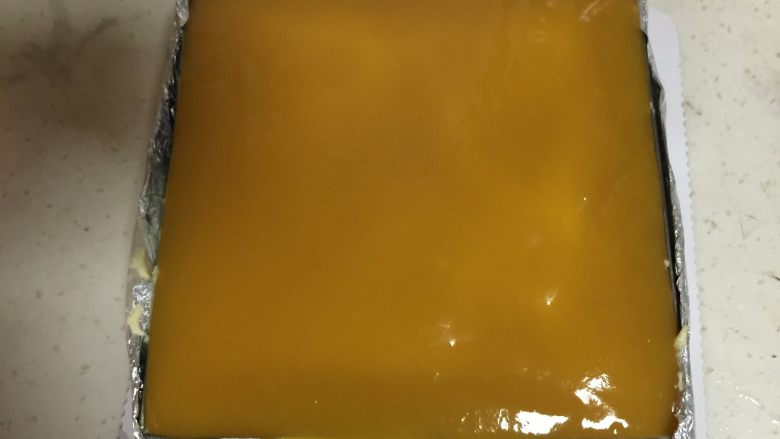 花仙子芒果慕斯,倒在冷藏好的芒果慕斯上,放入冰箱冷藏1小时,镜面凝固即可