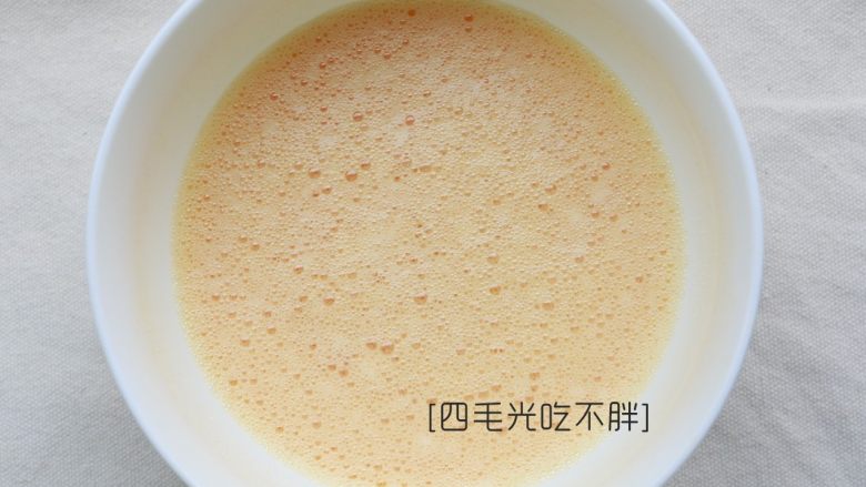 海胆蒸蛋,蛋打均匀,加少许盐以便蒸蛋时蛋液凝固;