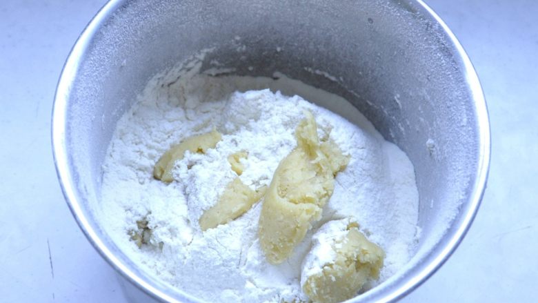 紫薯蝴蝶酥,1、将低粉过筛和30g黄油、牛奶混合一起和面。