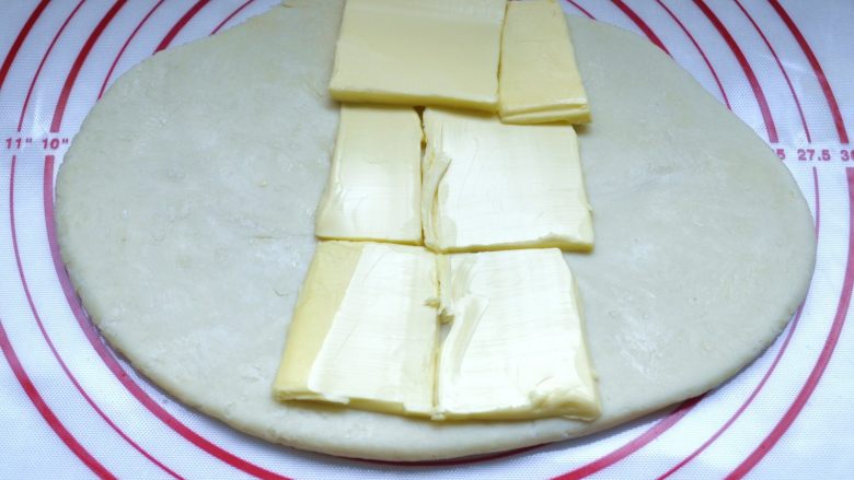 紫薯蝴蝶酥,3、把面团擀成长方形,包入100g黄油