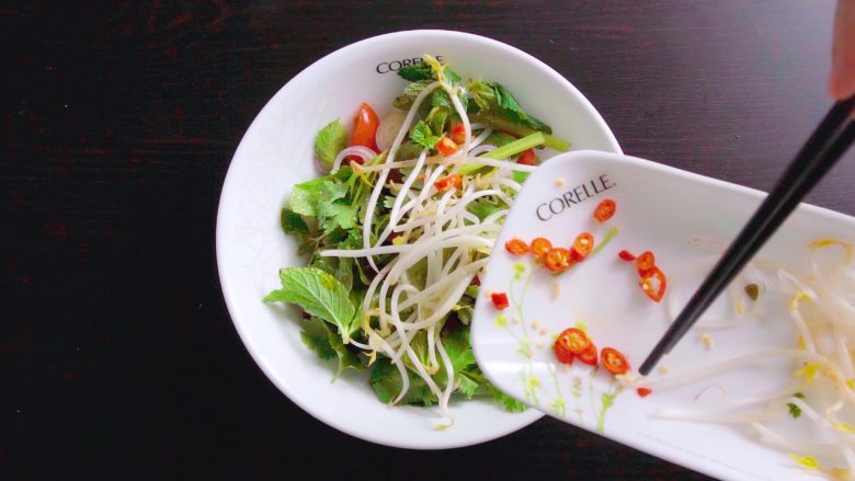 泰国牛肉色拉,将调好的料汁与切好的食材搅拌均匀。